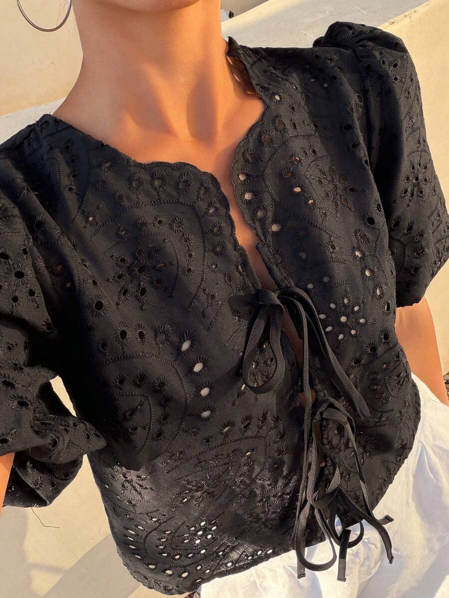 DAZY 纹理刺绣提花面料短款系带蝴蝶袖优雅夏季女式衬衫 - 黑色 - 查看 1