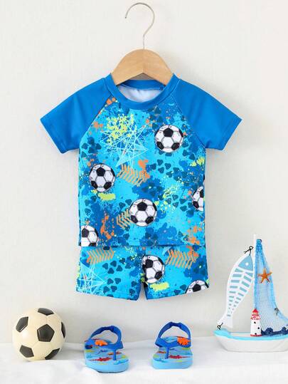 SHEIN Conjunto de traje de baño informal y lindo para bebé niño con estampado deportivo de fútbol, de ajuste ceñido, cuello redondo y manga corta, adecuado para el verano
