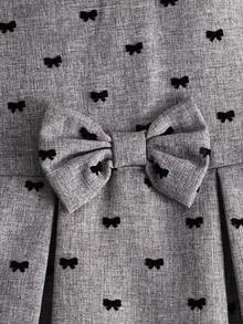 SHEIN 夏日少女超甜美无袖褶皱连衣裙，饰有蝴蝶结，可爱公主风，通体点缀精致蝴蝶结印花。这款时尚百搭的吊带连衣裙是小女孩外出必备单品。蝴蝶结连衣裙、灰色连衣裙、波点连衣裙、无袖A字休闲连衣裙 - 彩色 - 查看 3