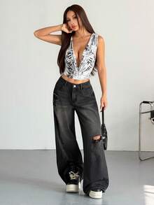 Hanevo Women's Fashionable Chic Sporty Newspaper Print Deep V-Neck Sleeveless Fitted Cropped Sweatshirt - Black and White - View 5