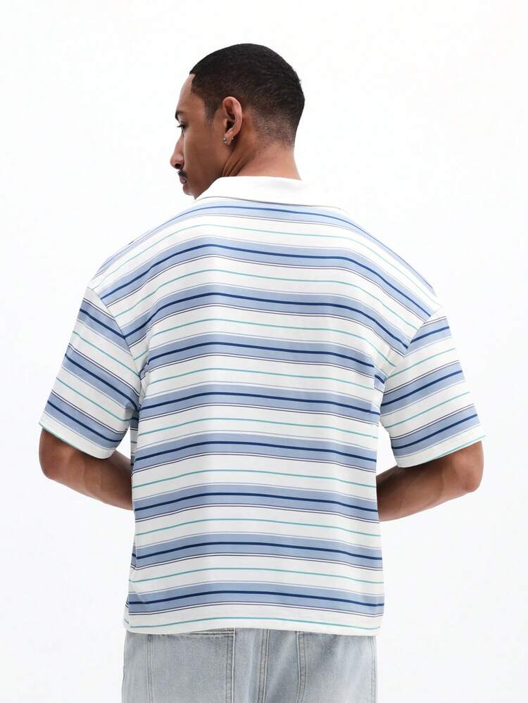 Polo a righe con scollo a V e maniche corte