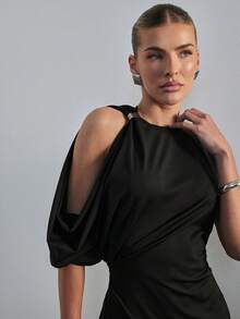Hauture Áo tank top dệt kim lệch vai dáng suông dành cho nữ, điểm nhấn là chi tiết kim loại, gợi cảm, phù hợp cho công sở hiện đại tối giản. - màu đen - Xem 3
