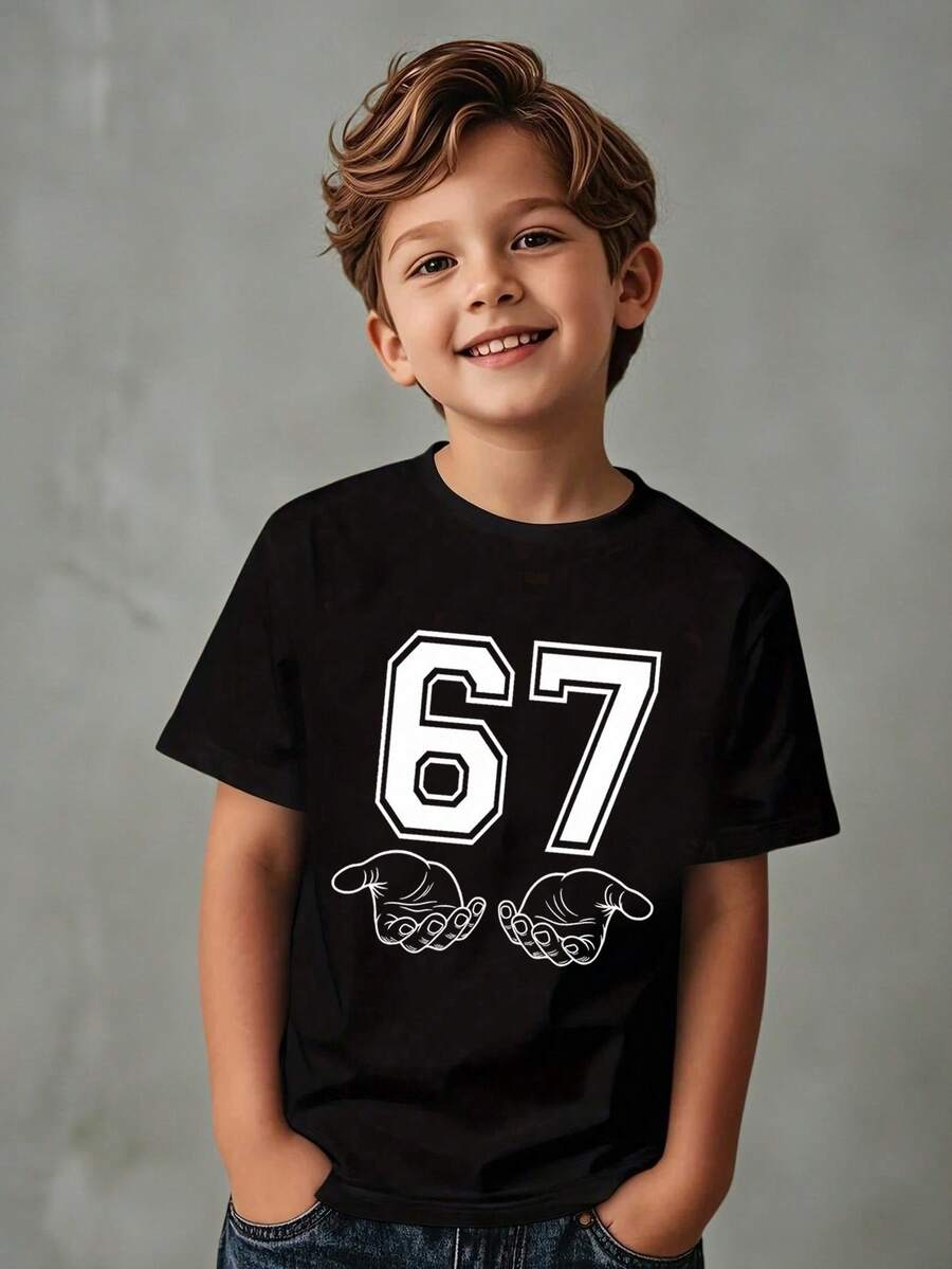 SHEIN Casuvi Kids 男童四季百搭休闲时尚创意个性清新简约精致数码67图案印花短袖T恤，舒适百搭，适合男童日常穿着 - 黑色 - 查看 1