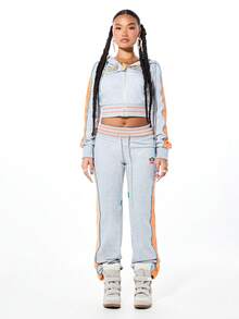 SUMWON X PAUL FRANK SUMWON WOMEN Y2K风格丝绒拼接全拉链短款连帽衫，撞色拼接设计，饰以草书刺绣，打造街头潮流造型 - 灰色 - 查看 5