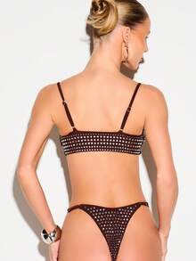 KIZN 女士银色铆钉棕色两件式比基尼套装，饰有水钻，可调节肩带，性感露臀泳裤，夏季泳装，海滩度假必备 - 棕色 - 查看 3