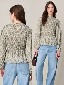 Nöista 灰绿色格纹修身长袖上衣。这款优雅的上衣采用荷叶边立领、修身A字廓形和剪裁合身的灯笼袖，凸显女性曲线。适合春夏日常穿着及轻度正式场合。 - 綠色 - 查看 1