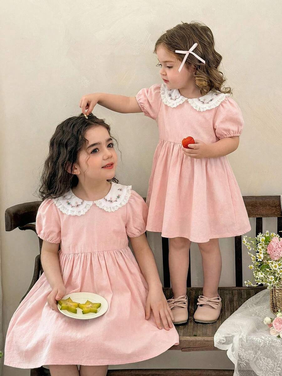 Souflis Souflis 女童春夏流行款粉色彼得潘领刺绣连衣裙，柔软舒适，精致花卉刺绣，彼得潘领饰有蕾丝花边，休闲优雅，适合外出和休闲场合。 - 粉色 - 查看 1