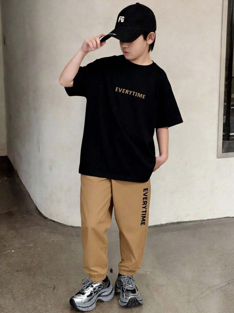 SHEIN 2件組 青少年男孩休閒學院風舒適時尚簡約實用百搭軟綿字母圖案短袖圓領T恤與鬆緊腰工裝褲套裝，適合日常穿著、戶外玩耍、運動、學校、街頭風、派對與居家休閒，適用於秋季、春季、夏季