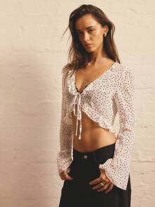 Aralina 女士波点印花V领系带长袖荷叶边上衣，优雅百搭，适合节日度假穿着。 - 黑與白 - 查看 8