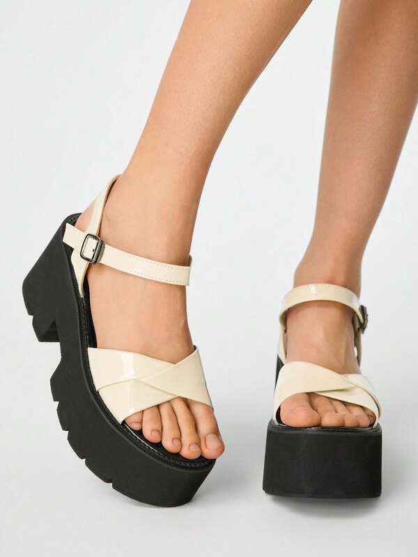 ROMWE Grunge Punk รองเท้าแตะส้นเตารีดแพลตฟอร์มสไตล์พังก์ Y2K สำหรับผู้หญิง, ดีไซน์สายรัดไขว้สีเข้มสไตล์โกธิควินเทจพร้อมหัวเข็มขัดยางยืด, รองเท้าเปิดนิ้วเท้าส้นหนาแบบโรมัน