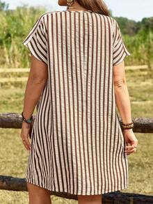 Rosumi 大码女式条纹V领短袖休闲宽松连衣裙 - 咖啡棕 - 查看 3