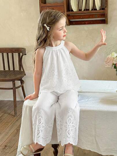 SHEIN Vintaside Kids 春夏女童甜美韩版可爱白色花卉刺绣装饰圆领短袖T恤搭配浅牛仔蓝百褶裙套装（适合日常外出、幼儿园、春夏休闲玩耍、短款儿童服装套装）