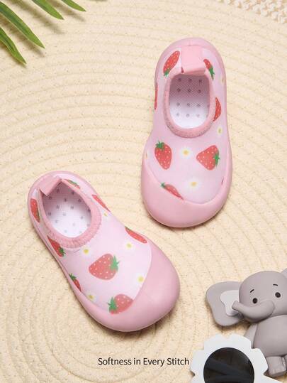 Cozy Pixies 1 Pair Girls' Pink Strawberry Daisy Prints Fashionable Cute Comfortable Lightweight Water Shoes, Suitable For Daily Indoor Activities, Beach Swimming Pool Wading Wear(Random Pattern)