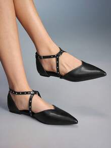 CUCCOO GRLICON Sepatu Flat Wanita Ujung Lancip dengan Hiasan Rivet dan Gesper - Hitam - View 1