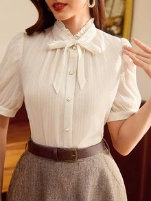 Vintamour Áo sơ mi nữ cổ điển thanh lịch với nơ và cúc ngọc trai, họa tiết cắt xẻ, kiểu dáng thường ngày, thích hợp cho công sở hoặc kỳ nghỉ hè, nghỉ xuân, ngày Valentine, đi chơi, dạo phố. - Màu be - Xem 4