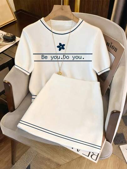 GlowEve Bộ đồ nữ gồm áo tay ngắn và chân váy ngắn in họa tiết hoa và chữ, kiểu dáng thường ngày.