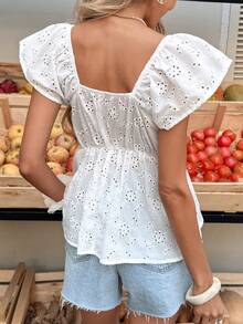 Selianne 女士春夏休闲米色方领上衣，镂空花卉装饰，荷叶边下摆和腰部设计，精致优雅，适合日常穿着、外出、下午茶、城市漫步和其他休闲场合。 - 白色 - 查看 2