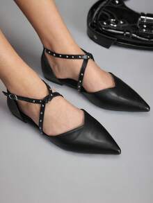 CUCCOO GRLICON Sepatu Flat Wanita Ujung Lancip dengan Hiasan Rivet dan Gesper - Hitam - View 2