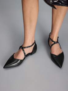 CUCCOO GRLICON Sepatu Flat Wanita Ujung Lancip dengan Hiasan Rivet dan Gesper - Hitam - View 5