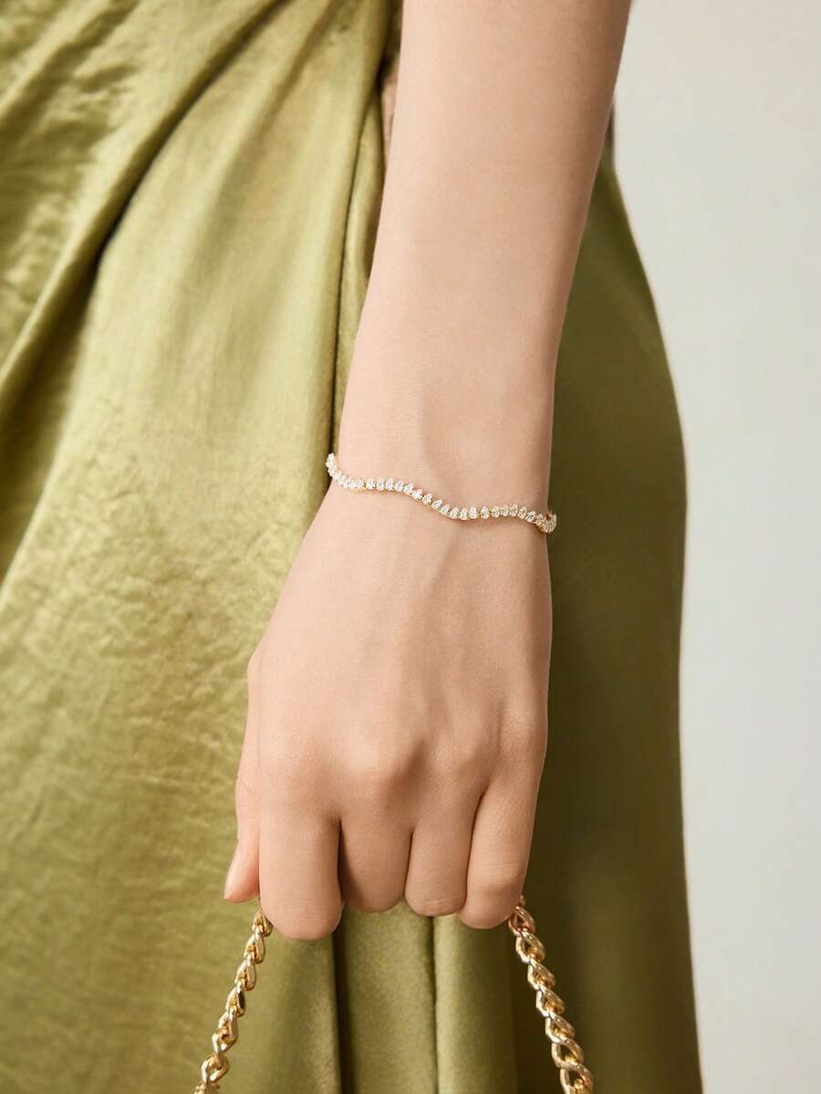 MOTF PREMIUM Vòng tay mạ vàng 18k đính đá quý trắng, kiểu dáng lượn sóng, thể hiện cá tính. - Vàng - Xem 1