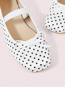 CUCCOO DOLLMOD 女士白色缎面黑色波点踝带方头玛丽珍平底鞋 - 经典、复古、可爱、学院风，适合办公室和生日派对穿着 - 白色 - 查看 5