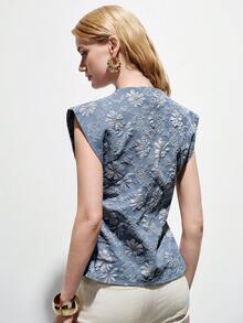 Aveloria Modichic 这款蓝灰色提花针织无袖V领背心，采用精湛的提花工艺，飘逸的袖子巧妙地遮掩手臂线条，复古现代风格，适合通勤、聚会、日常穿着、约会和购物等各种场合。V领设计，收腰剪裁，打造纤细身形，轻盈的聚酯纤维面料，质感细腻。时尚关键词：提花背心、复古、欧美畅销款、显瘦设计、时尚百搭、精致质感、金属纽扣、优雅、轻盈舒适。 - 彩色 - 查看 2