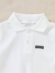SHEIN 这款男童休闲学院风华夫格条纹V领短袖POLO衫，适合4-7岁男孩春夏穿着。这款阳光男孩POLO衫适合外出、上学和居家穿着。无论外出、上学还是在家，男孩们都可以穿着这件休闲、舒适又时尚的POLO衫。这款上衣百搭耐穿，适合男孩日常生活和各种聚会场合。让男孩们保持时尚舒适，充满活力和乐趣，无论是在与家人共度时光还是其他场合！ - 白色 - 查看 5