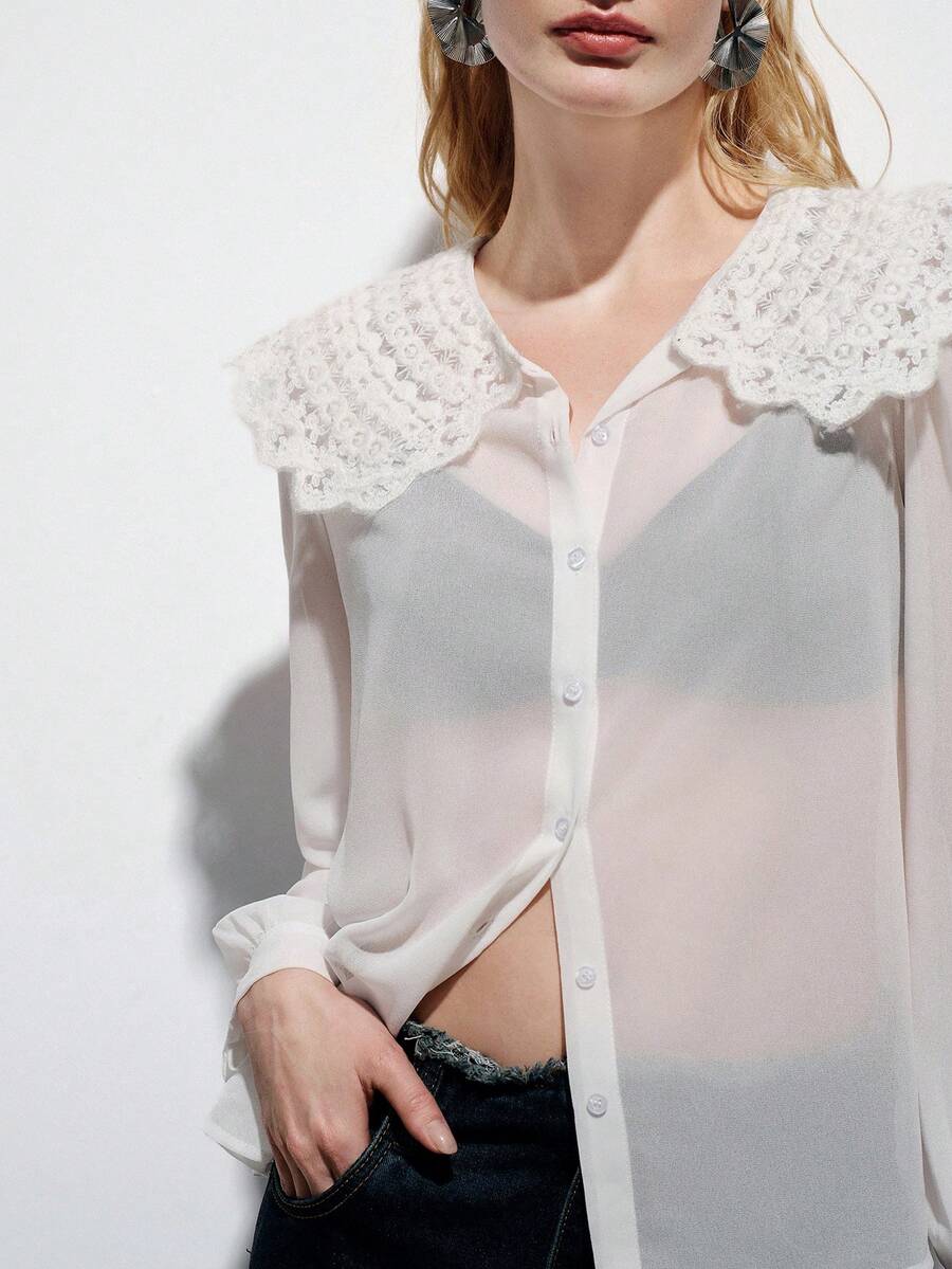 Aveloria Modichic 蕾丝钩编镂空设计超大领口，纯白色，甜美复古风，轻盈雪纺面料，舒适透气，荷叶边下摆，长泡泡袖，精致纽扣，宽松版型，垂坠感极佳，优雅浪漫学院风，街头潮流百搭衬衫，适合约会、通勤、下午茶、聚会、文化活动等各种场合。女士衬衫，女士上衣和衬衫，优雅衬衫，青少年衬衫，新款衬衫。 - 白色 - 查看 1