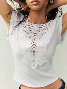 SoleilVie 女士白色T恤 - 短袖圆领上衣，饰有精致花卉蕾丝贴花 - 白色 - 查看 4