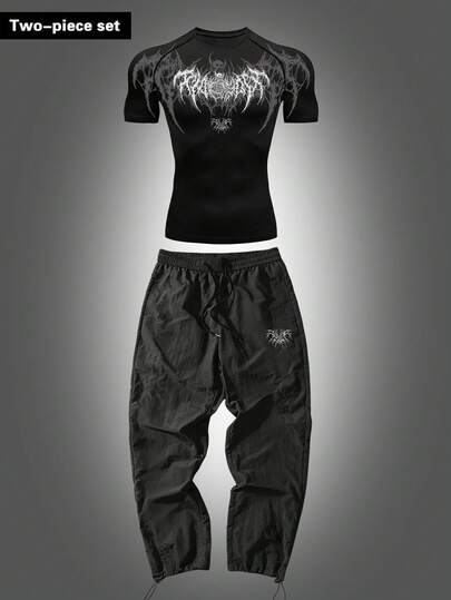 Manfinity Sport Corelite Conjunto deportivo casual de hombre con parte superior de manga corta con cuello alto y estampado gótico, y pantalones largos con cordón en la cintura