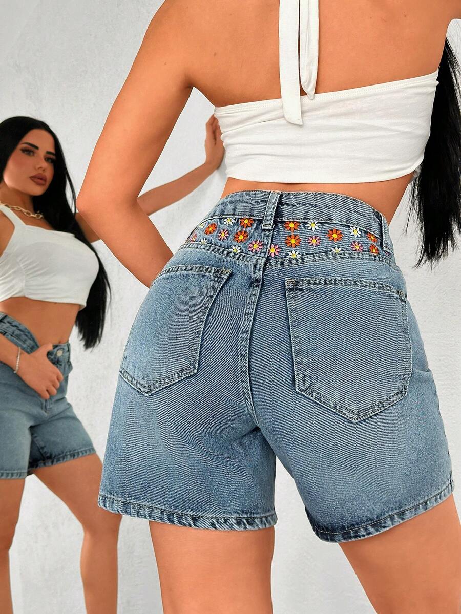 SHEIN 高腰花卉刺绣牛仔短裤 - 雏菊图案后腰拼接细节牛仔短裤 - 淺色水洗藍 - 查看 1
