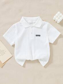 SHEIN 这款男童休闲学院风华夫格条纹V领短袖POLO衫，适合4-7岁男孩春夏穿着。这款阳光男孩POLO衫适合外出、上学和居家穿着。无论外出、上学还是在家，男孩们都可以穿着这件休闲、舒适又时尚的POLO衫。这款上衣百搭耐穿，适合男孩日常生活和各种聚会场合。让男孩们保持时尚舒适，充满活力和乐趣，无论是在与家人共度时光还是其他场合！ - 白色 - 查看 4