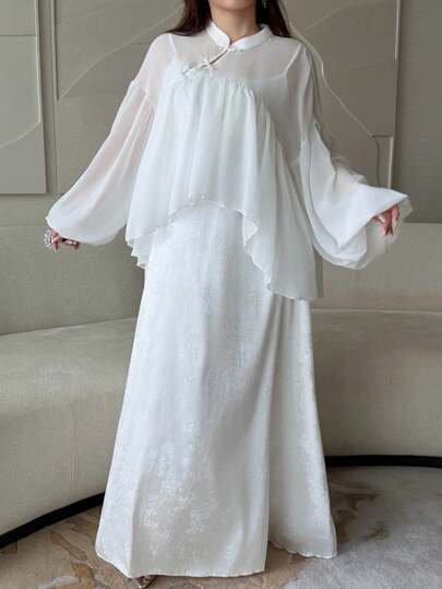 Vibekara 春夏新款，优雅浪漫度假风缎面印花吊带连衣裙，A字裙摆，搭配半透明雪纺灯笼袖衬衫披肩两件套，适合派对、庆典、节日等场合。