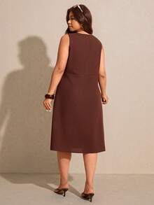 Elaquor Blusa feminina plus size de cor sólida, longa, sem mangas, com amarração frontal, marrom, ideal para férias em resorts. Conjunto de top e shorts marrom para praia, perfeito para quem busca um look de verão. - Castanho Café - Ver 2