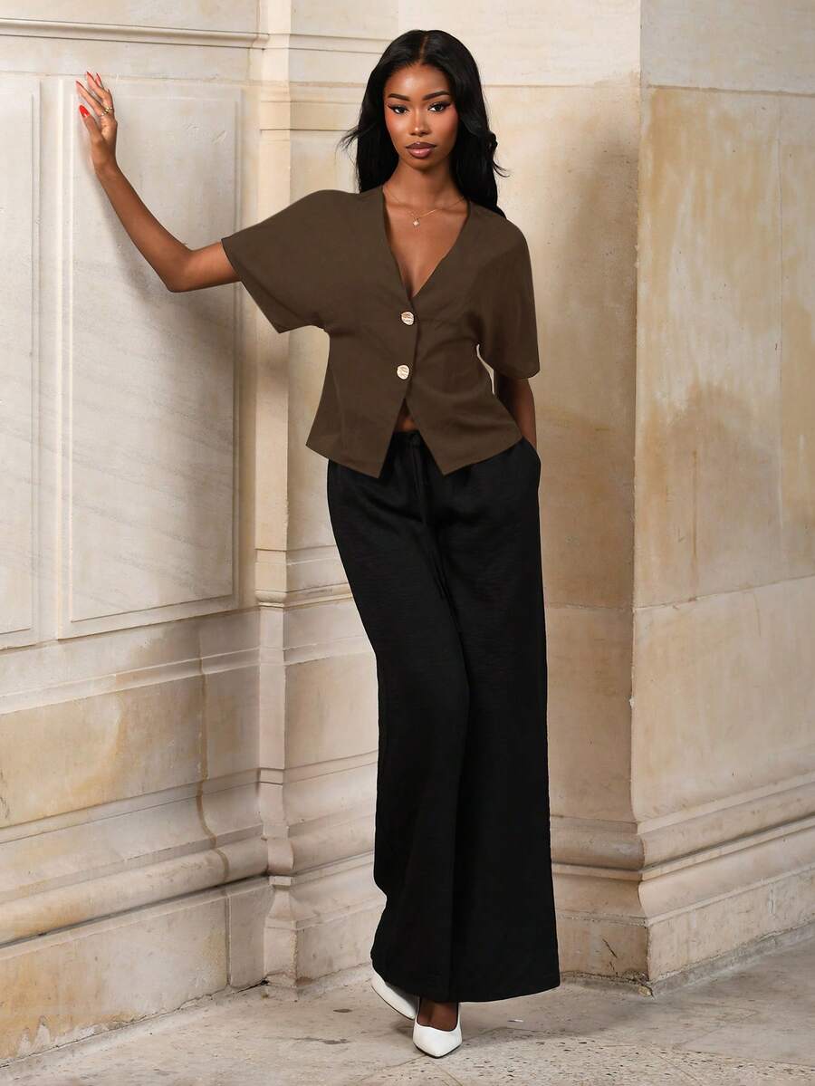 Mima John 新款时尚通勤简约灰色V领落肩修身双扣短袖衬衫，优雅女式衬衫 - 棕色 - 查看 1