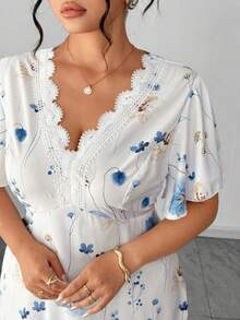 Elenzga Robe courte à manches courtes pour femmes grandes tailles, col en V, patchwork en dentelle, imprimé floral, taille ajustée et évasée, style navette, printemps/été - Bleu et Blanc - Voir 4