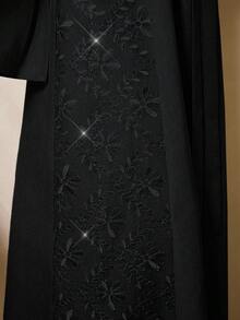 Al Najma 女士优雅纯色花卉刺绣拼接阿拉伯风格连衣裙 - 黑色 - 查看 2