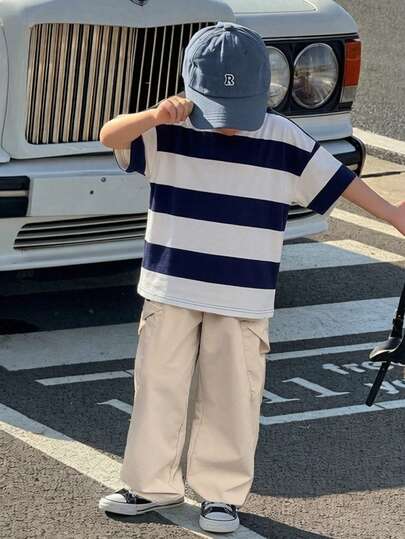 SHEIN 两件套休闲韩版宽松条纹T恤和梭织工装裤套装。适合通勤、上学、日常休闲、度假、旅行、运动以及春夏季节穿着。