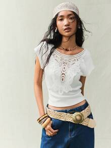 SoleilVie 女士白色T恤 - 短袖圆领上衣，饰有精致花卉蕾丝贴花 - 白色 - 查看 1