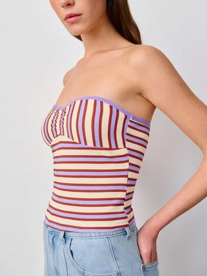 Nöista 这款露肩无肩带罗纹上衣采用紫色、白色和棕色相间的彩色条纹图案，搭配甜心领口。非常适合夏季穿着或叠穿，为休闲外出打造舒适时尚的造型。