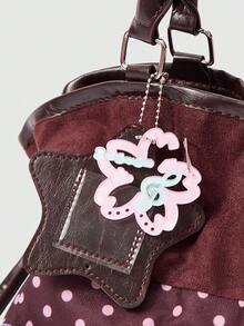 ROMWE 1个棕色可爱甜美草莓蝴蝶结吊坠Y2K复古现代经典波点波普艺术字母刺绣徽章花朵印花女士手提包，时尚简约大容量女士单肩包 - 棕色 - 查看 4