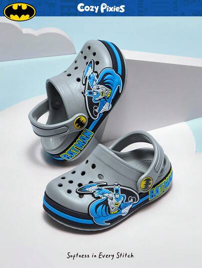 BATMAN X Cozy Pixies Un par de zapatos de playa transpirables y de moda para niños, con suela plana y antideslizante, y agujeros, para uso en interiores como pantuflas