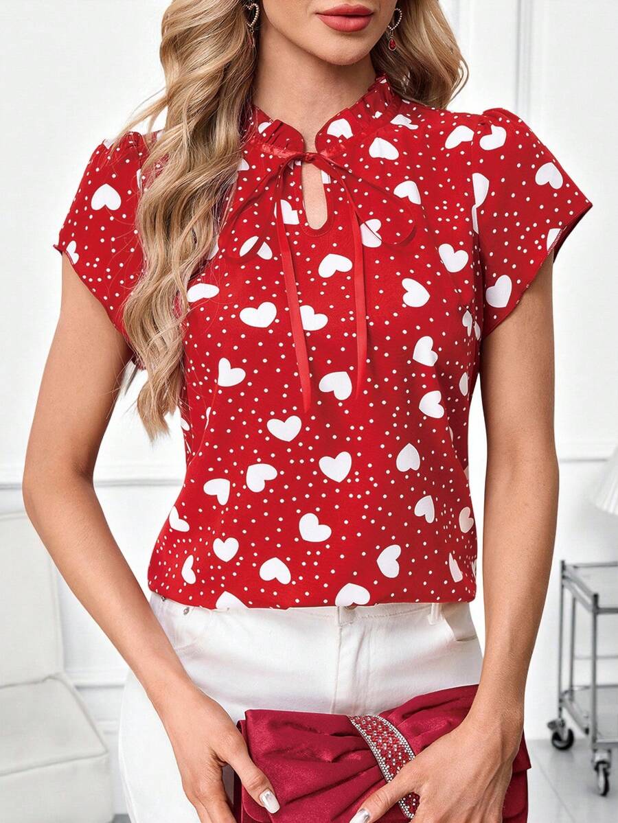 SHEIN Clasi Áo kiểu nữ thanh lịch in họa tiết trái tim và chấm bi, áo đỏ thường ngày cho ngày Valentine, áo tay ngắn màu đỏ.
