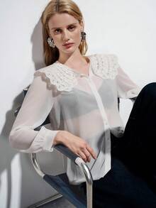 Aveloria Modichic 蕾丝钩编镂空设计超大领口，纯白色，甜美复古风，轻盈雪纺面料，舒适透气，荷叶边下摆，长泡泡袖，精致纽扣，宽松版型，垂坠感极佳，优雅浪漫学院风，街头潮流百搭衬衫，适合约会、通勤、下午茶、聚会、文化活动等各种场合。女士衬衫，女士上衣和衬衫，优雅衬衫，青少年衬衫，新款衬衫。 - 白色 - 查看 1