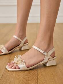 CUCCOO HITCHD 女士春夏镶钻仿珍珠元素方头4厘米粗跟时尚杏色缎面粗跟凉鞋，适合婚礼、情人节等场合穿着。 - 杏色 - 查看 7