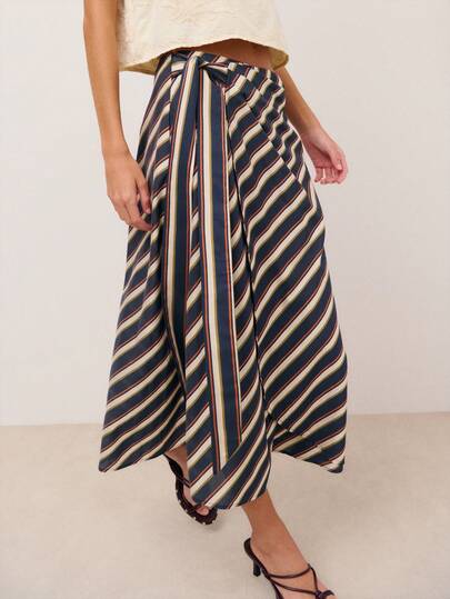 Nöista 斜条纹裹身中长裙，侧边系带，不对称裙摆。飘逸的廓形，垂坠感极佳，非常适合春夏穿搭、休闲时尚造型以及轻松日常穿着。