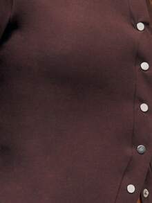 Nöista 深棕色长袖上衣，正面纽扣开襟，袖口饰有装饰铆钉。适合春夏穿着，女士款。 - 巧克力棕 - 查看 6