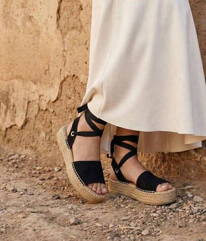 Alpargata para dama, calzado abierto, destalonado, moda para mujer. Sandalias de cuña, plataforma forrada yute. Moda femenina, alternativa para mujer. Ideal para clima caluroso, vacaciones, playa, boda, fiestas, reuniones. Adaptable para estilo casual, basico, clasico, elegante, de playa. Calzado para uso cotidiano, puesta fácil, uso díario, cordon, lazo ajustable, acojinados, suela antideslizante. Disponibilidad de numero y color. Mujer sexy fashion beauty cute chic new style luxury quality