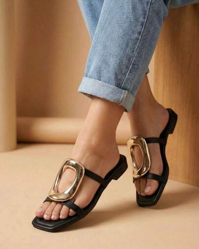 Sandalia elegante tipo mule con herraje dorado y punta cuadrada para mujer, sandalias modernas con detalle dorado en el empeine para uso diario