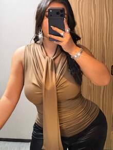 NU&NOW Débardeur unicolore de grande taille pour femmes, avec un design élégant, col plongeant, taille cintrée, bretelles nouées, haute élasticité - Kaki - Voir 6